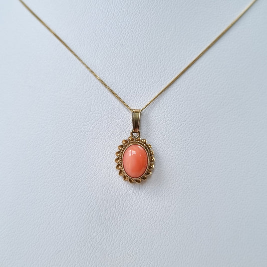Vintage 9ct Gold Coral Cabochon Pendant Necklace on 16 inch chain